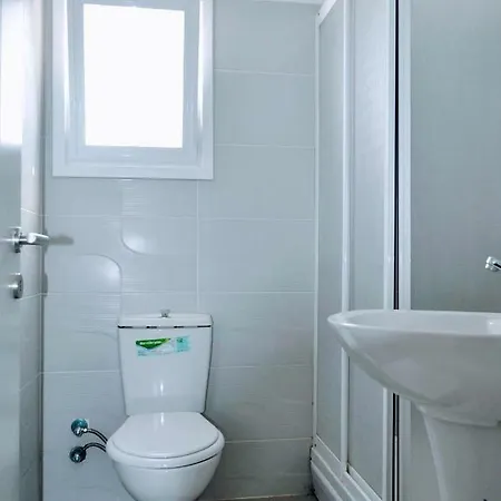 Modern 2 Bedroom Flat With Rooftop Pool And Walking Distance To Tourist Port Apartment