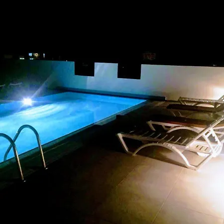 Modern 2 Bedroom Flat With Rooftop Pool And Walking Distance To Tourist Port *